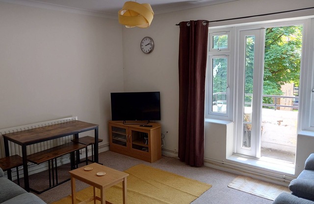 Apartamento de 3 dormitorios, en el sureste de Londres, a 500 metros de la estación nacional de trenes / metro