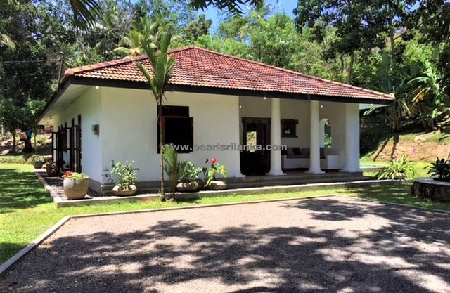 Villa de estilo colonial de 3 dormitorios con piscina infinita y el pintoresco jardín