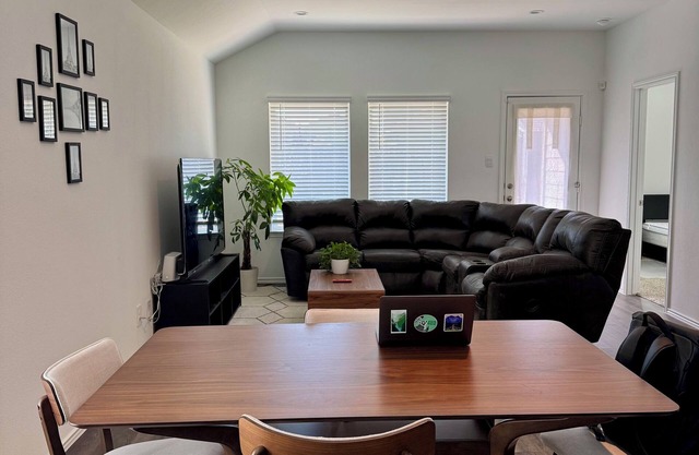 3-bedroom house in fabulous Spring with AC, fitness room, WiFi