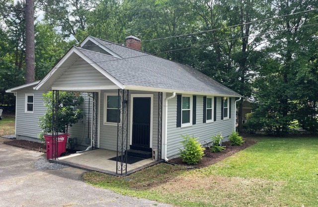 3-bedroom house in Macon with AC, WiFi, pebbled backyard picnic area, ENJOY!