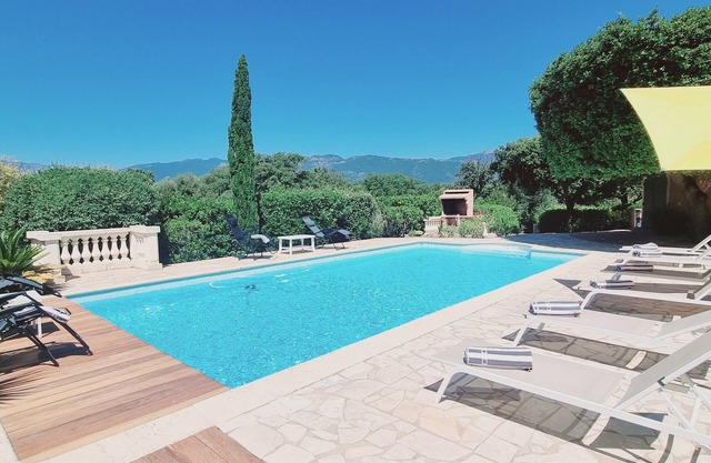 Casa con piscina en la zona de cala rossa.