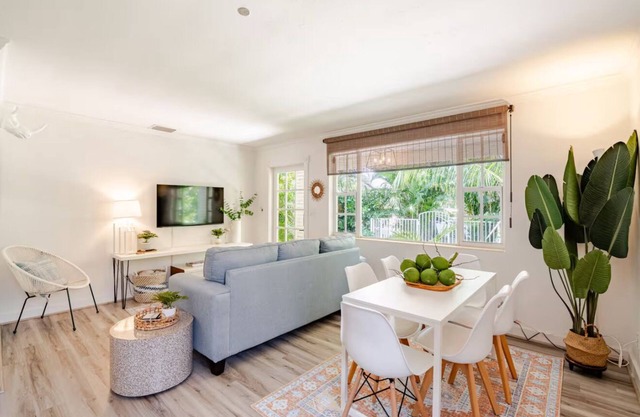 3-bedroom house in lovely West Palm Beach with Fast WiFi, KING Bed