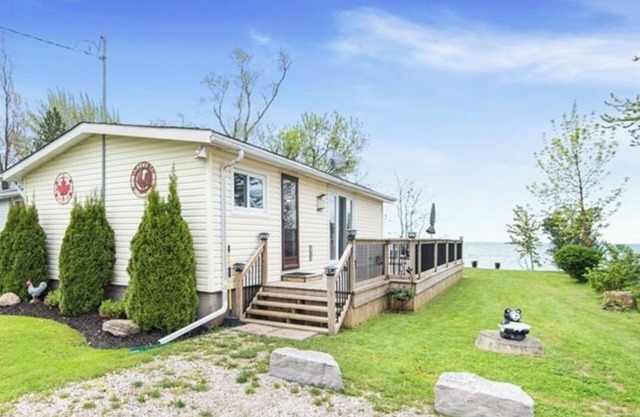 3 bedroom Lake front Lake Erie Lowbanks cottage