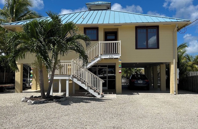 3-bedroom on water. Cable, WiFi, AC, Hot tub, Dock. Feb & March 2026 Available!!