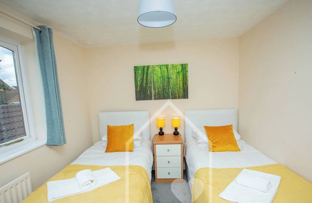 Casa adosada de 3 habitaciones Corby. Capacidad para 6 personas, WiFi, estacionamiento gratuito