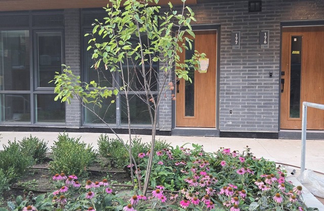 3-bedroom townhome in nice, quiet Toronto area, also with AC,stairs and bike!