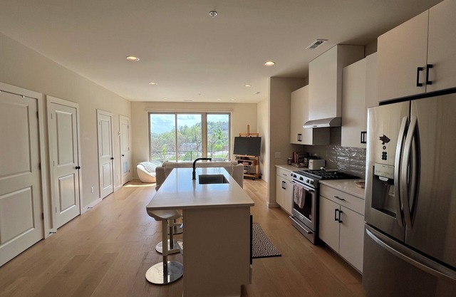 3-bedroom townhome in wonderful North Chattanooga with AMAZING view of city!