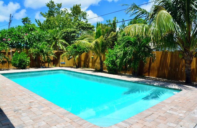 3-bedroom tropical pool house,Near Cruise Terminals, Beaches, Disney, KSC