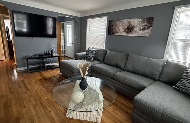Beautiful and Bright 3 bed 2 bath home with fast WIFI and jacuzzi tub sleeps 5