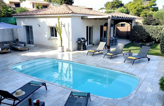 Villa moderna con aire acondicionado y piscina.