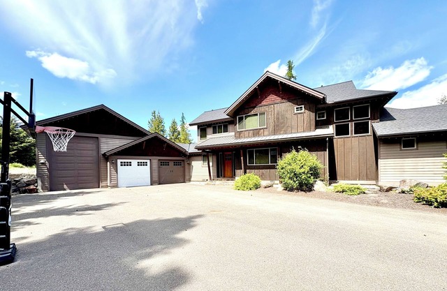 3 Bedroom w/ Game Room / Gourmet Kitchen / Community Pool - MNT VIEW IS AMAZING!
