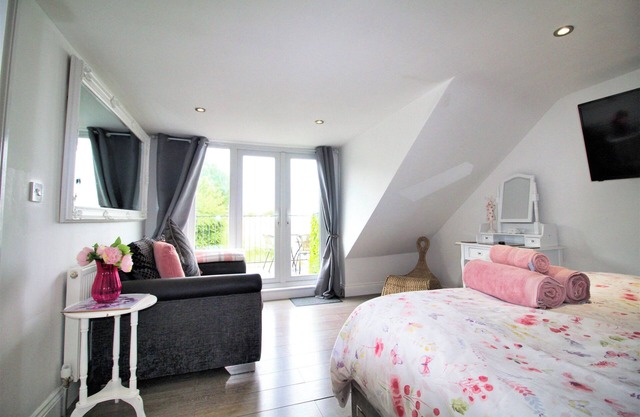 3 Bedrooms 2 Bath Cottage Balcony Garden Dogs Free