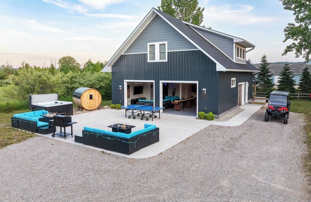 3 CABINS + BARDOMINIUM / HOT TUB / SAUNA / 6 BEDROOMS