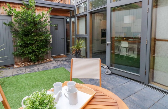 3 FRAZERS COURT, family friendly, country holiday cottage in Aylsham