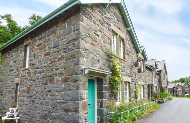 3 Glanrafon, adecuado para familias, con chimenea en Llanwddyn, Ref 938326