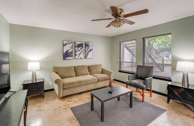 3 Mi to Dtwn Dallas: Condo w/ Walkable Location!