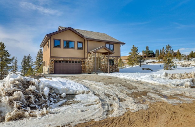 ~ 3 Mi to Granby Ranch: Spacious Cabin Home!