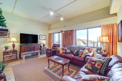 3 Mi to Sugar Mtn Slopes! Condo with Hot Tub and Pool