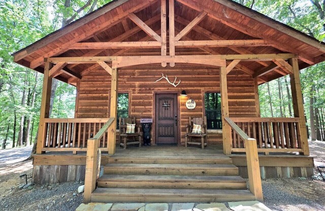 Charming 2-bedroom cabin with WiFi, AC, Cell Service, 3 miles to Wolf Pen Gap