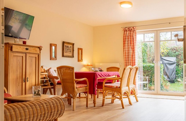 3- Raum-wohnung im EG. Über 80 m² für bis zu 4 Personen 2x Schlafzimmer mit Doppelbetten , Großer Wohnbereich mit Sofa und Sessel, Offene Küchenzeile mit Esseplatz, Badezimmer mit Dusche und WC, Möblierte Terrasse mit Elektrogril