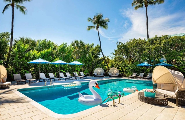 3 Rooms w/ Balcony, 3 Outdoor Pools, Free Parking & Pet Friendly