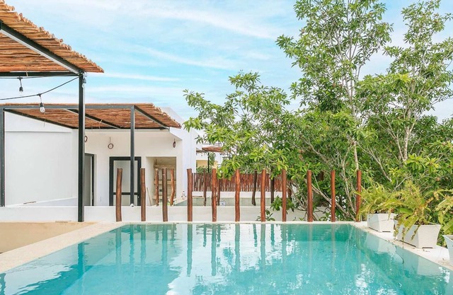 3 Story Home w/Private Roof Pool & Tropical Views