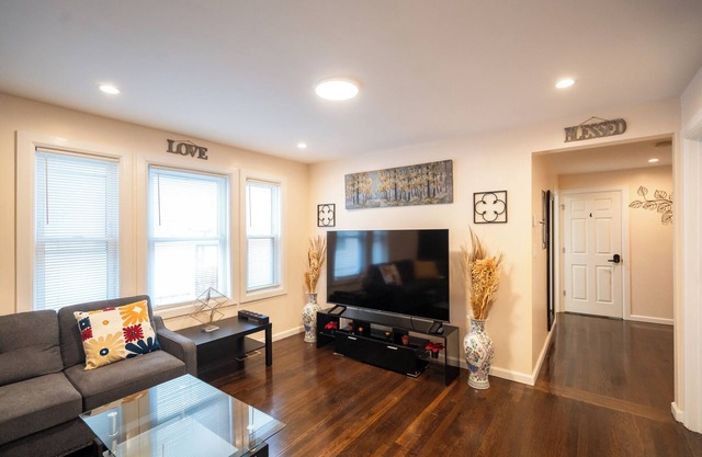 30/1 - 4BR Boston - Cozy Apt near Geneva Cliffs