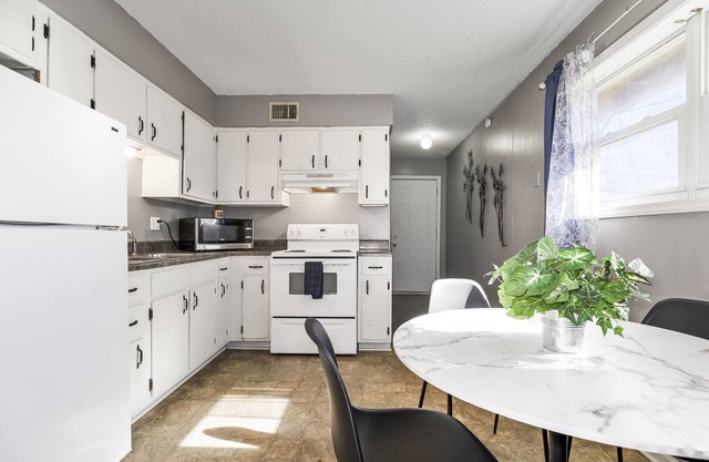 30 days minimum 2b1b Spacious unit near downtown/ stadiums in independence MO