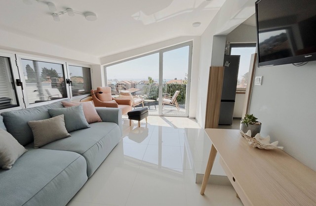JUNIO en 2 + 1 apartamento con vista al mar TERRAZA a pocos pasos de SAND BEACH