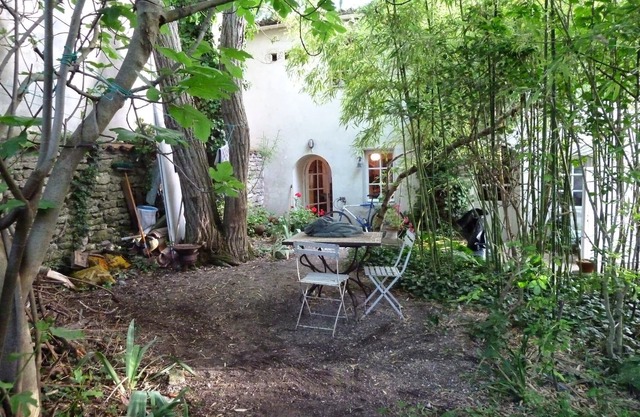 A 300 metros de la playa, casa grande y encantadora con árboles y patio con flores.