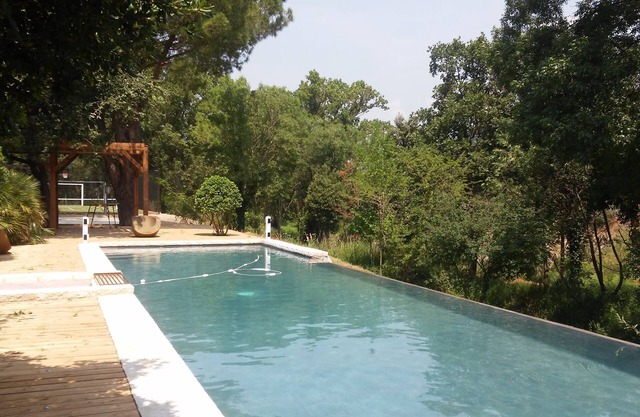 Molino de 300m² con piscina y campo polideportivo en el campo