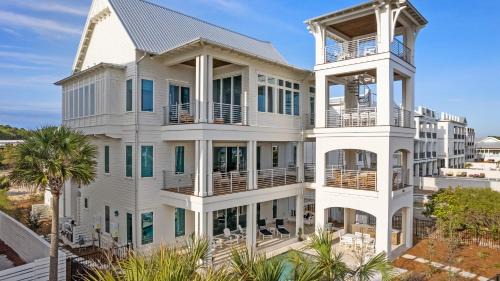 30A Beach Getaway by AvantStay Gulf Views Pool Golf Cart Bonfires