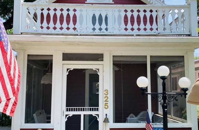 325 Sycamore Charming two bedroom cottage in Lakeside!