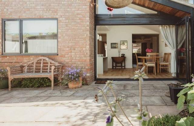 3Bed House w/ Charming Courtyard Garden & Parking