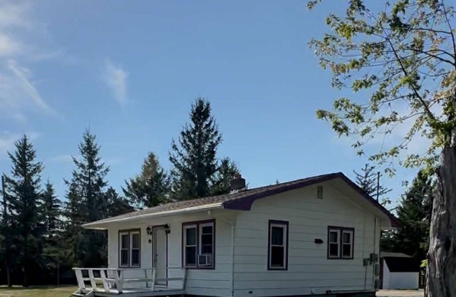 3BR/2B charming Cass Lake home with a long paved driveway with outside outlet!!!
