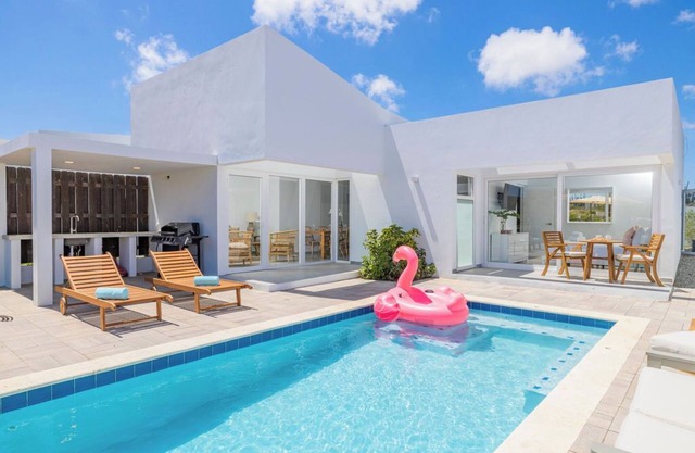 3BR 3BA Newly Built w/ Private Pool 5 min 2 Beach