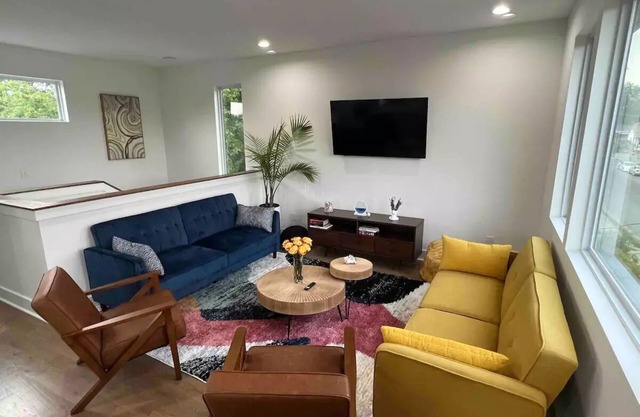 Luxury Modern 3BR Rooftop Oasis, 5min to Downtown