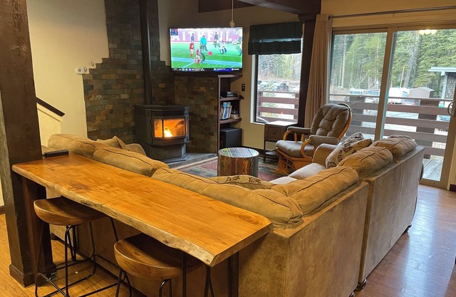 3BR Palisades Tahoe with POOL, Beaches, Hiking, Biking, Fishing & Rafting Nearby