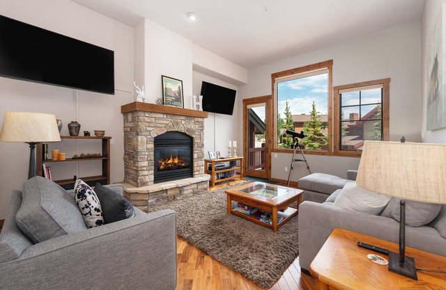 Mountain 3BR townhouse w/ hot tub & deck