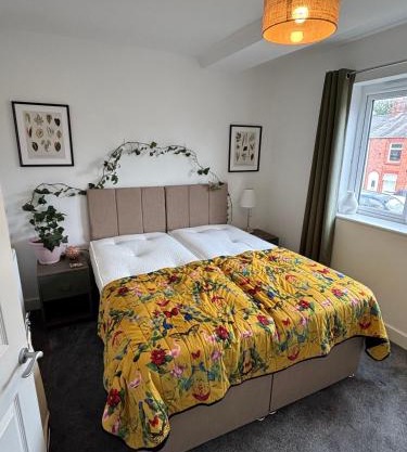 3CRST 2 Bedroom House Free Parking