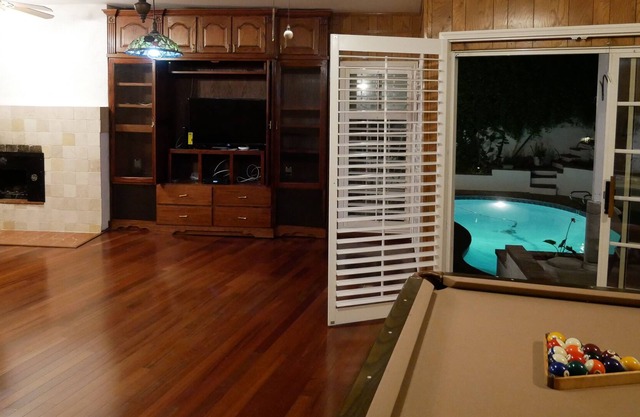 Casa de 4,500+ m² con piscina: 5 dormitorios + 2 Dens y 5 baños en el hogar Ubicación central