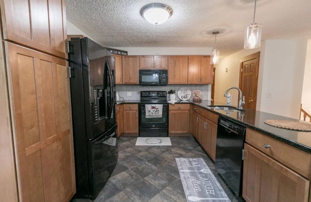 4-bdrm southern Farmhouse, 30 mins from Franklin w/ barn and acres of farmland!