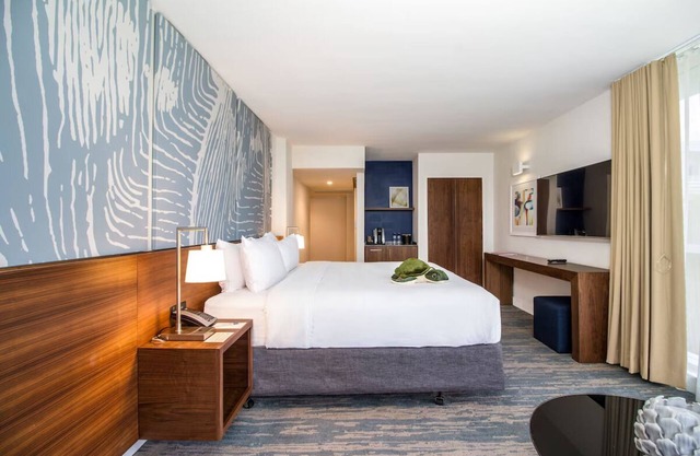 4 Beachside Suite Near Shopping & Cultural Landmarks