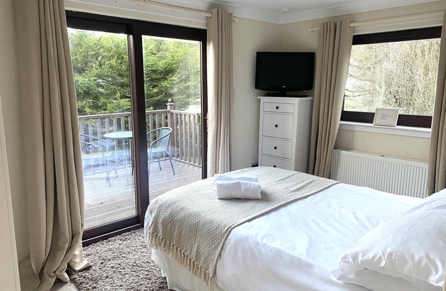 Stunning 4-bedroom Cabin with Hot Tub in Beattock!