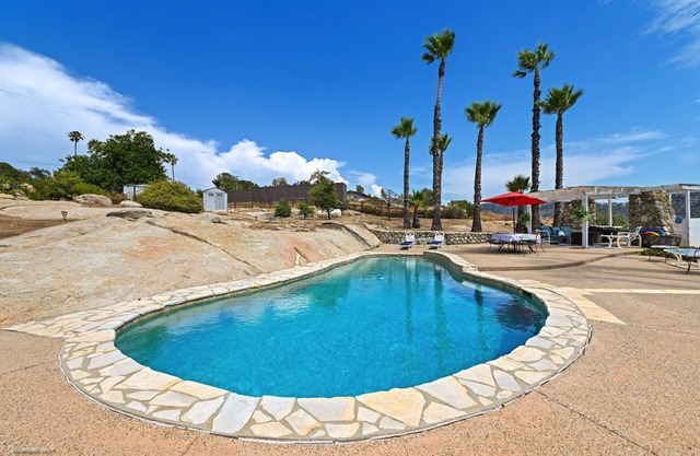 4 Bed. Spacious home w/ POOL & views on 2.5 acres. King-size beds.