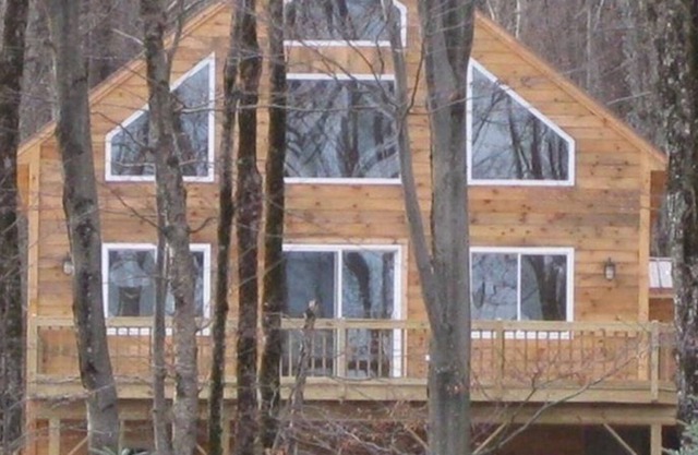 4 habitaciones, 2 baños, gran sótano terminado 2. 4 millas a Jay Peak Resort!