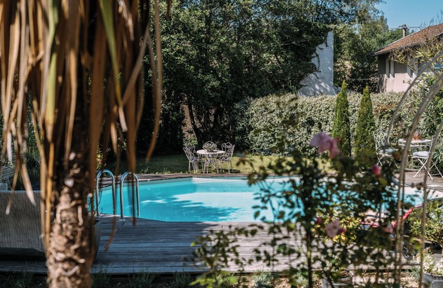 4-bedroom elegant mansion house in beautiful Aquitaine with pool near amenities