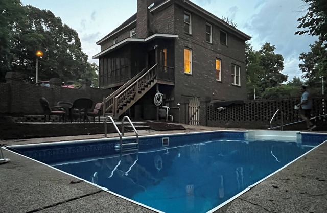 4-bedroom estate Downtown Cleveland WiFi, Pool, massage chair Kitchn Holidays