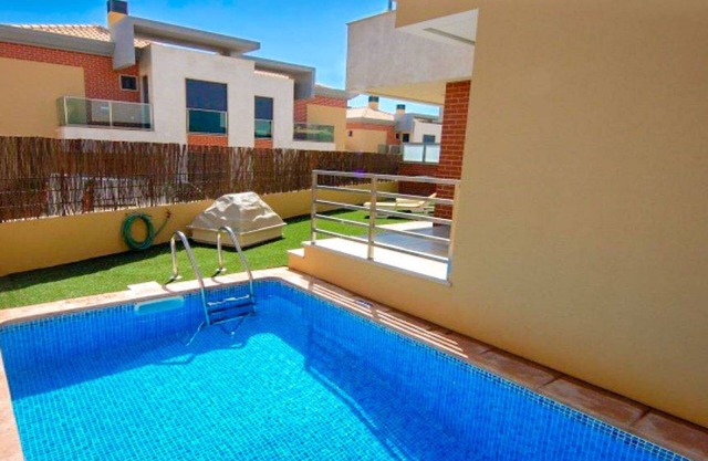 4 dormitorios, villa de vacaciones con piscina, campo de golf cercano en Albufeira