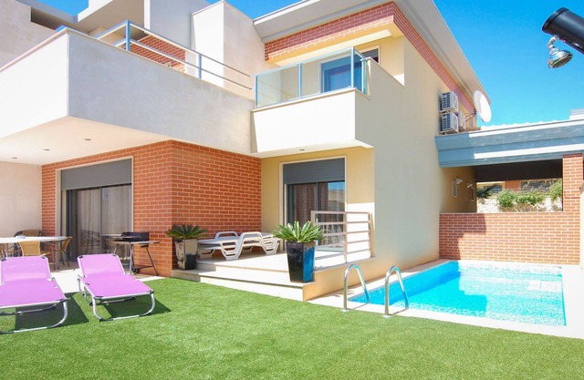 4 dormitorios, villa de vacaciones con piscina, campo de golf cercano en Albufeira